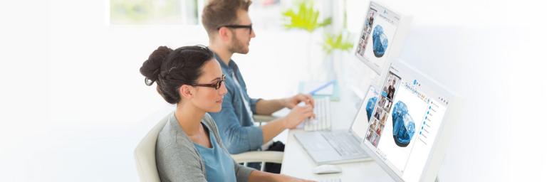 Bild zeigt zwei Menschen arbeitend am Computer bei alfatraining Bildungszentrum GmbH