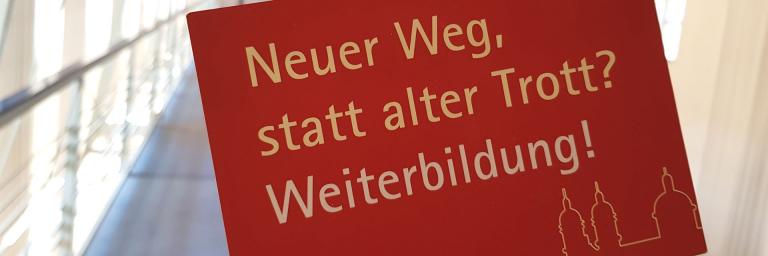 Bild zeigt ein Schild mit der Aufschrift neuer weg statt alter Trott Weiterbildung