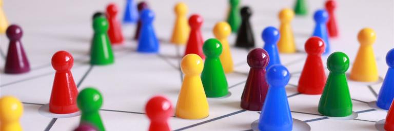 Bild zeigt Spielfiguren als Symbol des Netzwerkens