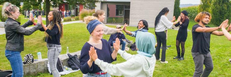 Bild zeigt Kursteilnehmende beim Spielen auf der Wiese bei den Camphill Ausbildungen