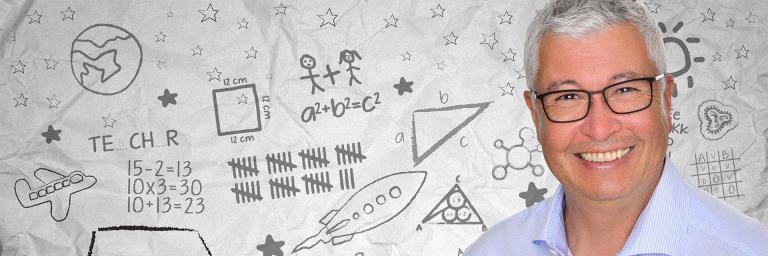 Bild zeigt Kay Richter von Instructainment vor einer Tafel mit gemalten Figuren und Symbolen