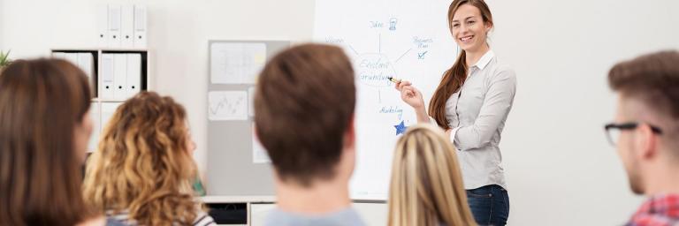 Bild zeigt eine Lehrerin vor einer Klasse an der vhs Bodenseekreis