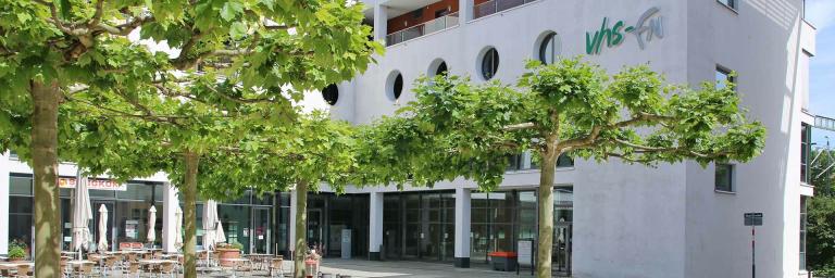Bild zeigt den Vorhof mit Sitzgelegenheiten der vhs Friedrichshafen